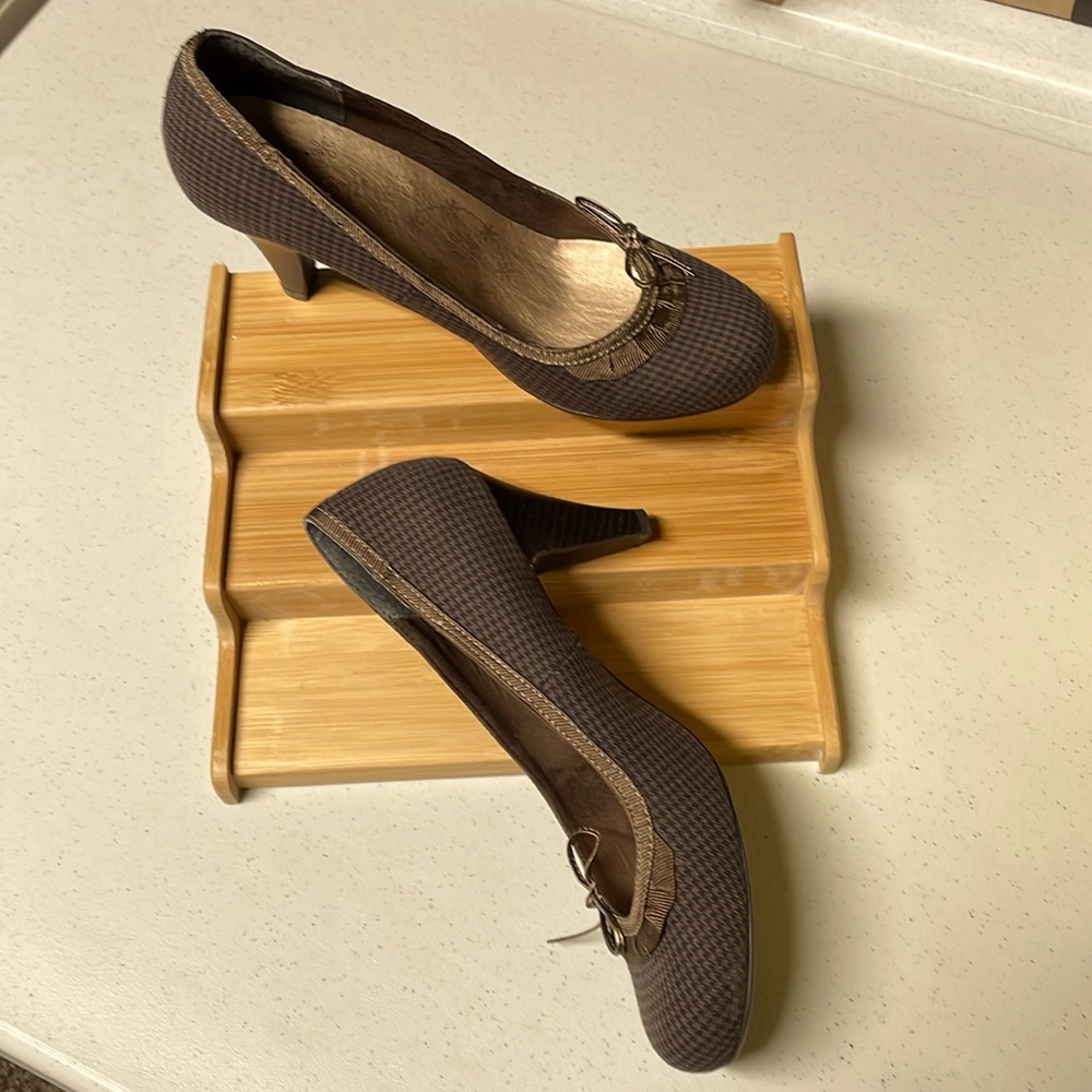 Jellypop 3-inch brown pumps, Size 8M